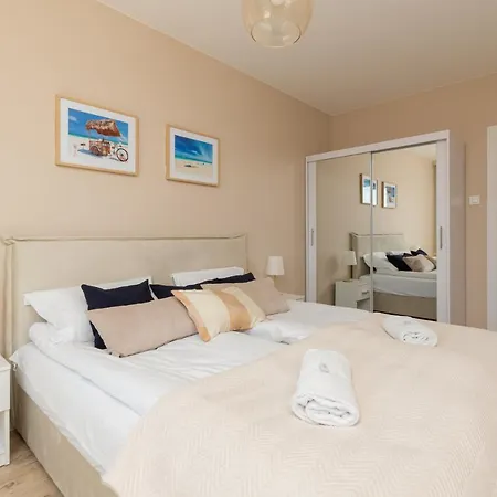 Sea Waves With Park View By Renters Apartment