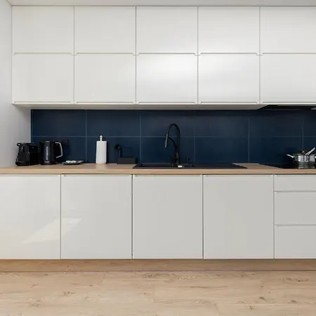 Sea Waves With Park View By Renters